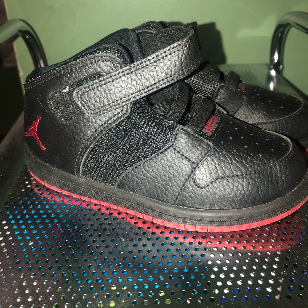Kids black gently used Jordan’s size 10c